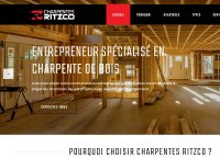 Entrepreneur en charpente de bois et ferme de toit